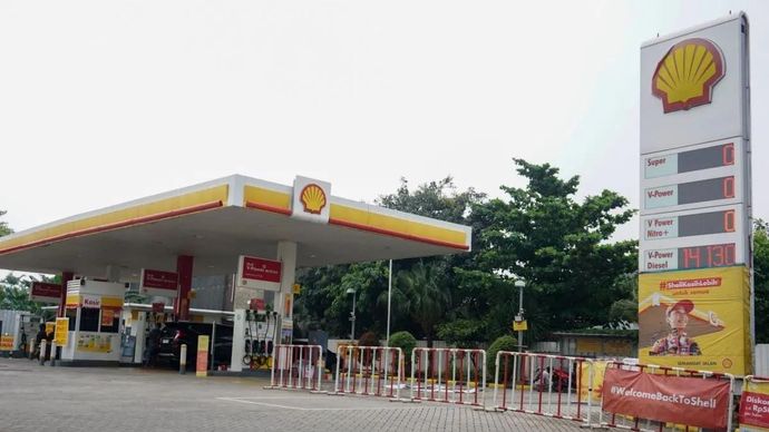 Pengendara mengisi BBM di SPBU Shell di Jalan Daan Mogot, Jakarta, Rabu (17/9/2025). Kementerian Energi dan Sumber Daya Mineral (ESDM) menyatakan SPBU swasta yang kehabisan stok BBM dapat menjalin kerja sama pasokan dengan PT Pertamina (Persero) melalui skema business-to-business (B2B) tanpa menambah biaya baru. ANTARA FOTO/Ika Maryani/Adm/aww. (ANTARA FOTO/IKA MARYANI)