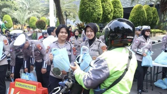 Sejumlah anggota Polwan Polda Metro Jaya saat membagikan sembako dalam kegiatan Jumat Peduli di Polda Metro Jaya, Jumat 31 Oktober 2025. ANTARA/HO-Humas Polda Metro Jaya