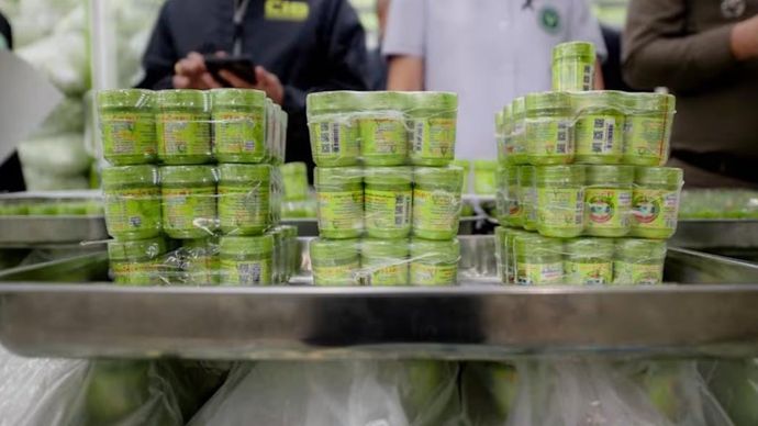 Produk herbal Hong Thai disita setelah penggerebekan oleh pihak berwenang Thailand di fasilitas manufaktur ilegal di Bangkok pada 30 Oktober 2025.