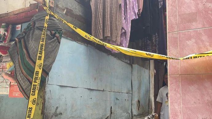 Jalur menuju lokasi penemuan mayat pria di RT 07 RW 13, Kemanggisan, Palmerah, Jakarta Barat, dipasangi garis polisi pada Jumat, 31 Oktober 2025. ANTARA/HO-Dokumentasi Pribadi.