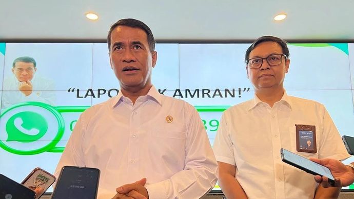 Menteri Pertanian (Mentan) Andi Amran Sulaiman (kiri) dalam jumpa pers soal temuan kios pupuk bersubsidi yang tidak menaati HET baru turun 20 persen, di Jakarta, Jumat 31 Oktober 2025. ANTARA/Harianto