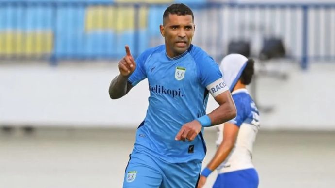 Pesepak bola Persela Lamongan Alberto “Beto” Goncalves (tengah) melakukan selebrasi usai mencetak gol penyeimbang ke gawang PSIS Semarang pada laga lanjutan Pegadaian Championship Liga 2 2025/2026 di Stadion Surajaya Lamongan, Jawa Timur, Jumat 31 oktober 2025. (ANTARA/HO-Tim Persela)