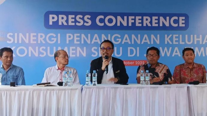 Direktur Utama PT Pertamina Patra Niaga Mars Ega Legowo Putra dalam Konferensi Pers di SPBU Jemursari, Surabaya, Jumat 31 Oktober 2025. (ANTARA/Astrid Faidlatul Habibah)
