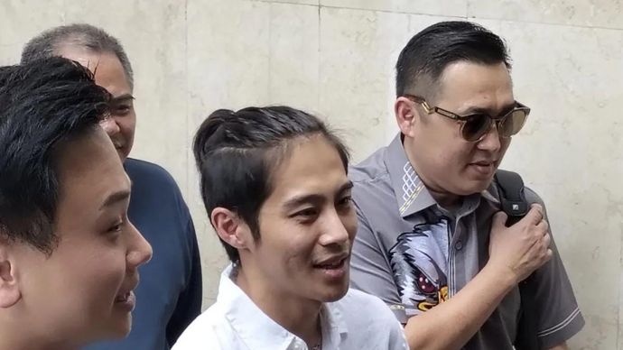 Disk Jockey (DJ) Giovanni Surya Saputra atau biasa disapa DJ Panda (kedua kanan) memenuhi panggilan Polda Metro Jaya bersama kuasa hukumnya Michael Sugijanto saat tiba di Gedung Ditreskrimum Polda Metro Jaya, Rabu 15 Oktober 2025. ANTARA/Ilham Kausar