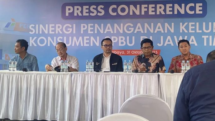 Direktur Utama PT Pertamina Patra Niaga Mars Ega Legowo Putra (jaket hitam) dalam Konferensi Pers di SPBU Jemursari, Surabaya, Jumat 31 Oktober 2025. ANTARA/Astrid Faidlatul Habibah.