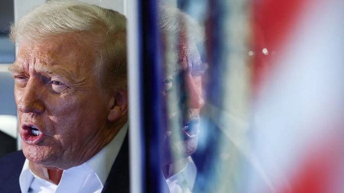 Presiden AS Donald Trump berbicara kepada wartawan saat perjalanan ke Tokyo di pesawat Air Force One, Senin, 27 Oktober 2025. ANTARA FOTO/REUTERS/Evelyn Hockstein/agr
