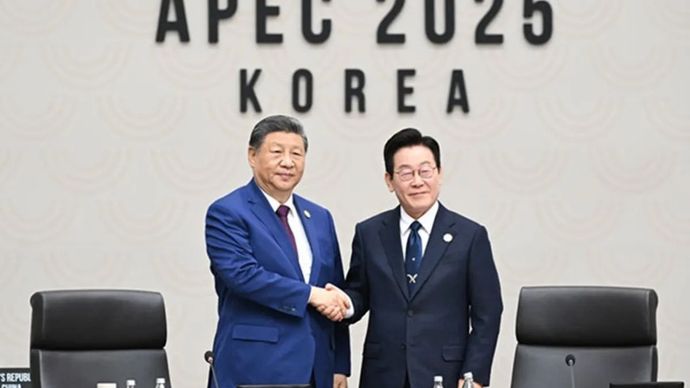 Presiden China Xi Jinping dan Presiden Korea Selatan Lee Jae Myung di Gyeongju, Korea Selatan pada Sabtu, 1 November 2025. (ANTARA/HO-Kementerian Luar Negeri China)