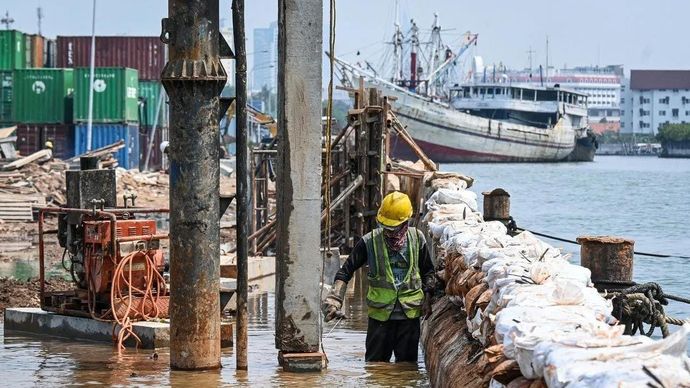 Pekerja menyelesaikan proyek peninggian tanggul laut di Pelabuhan Sunda Kelapa, Jakarta, Rabu 8 Oktober 2025. ANTARA FOTO/Sulthony Hasanuddin/tom.