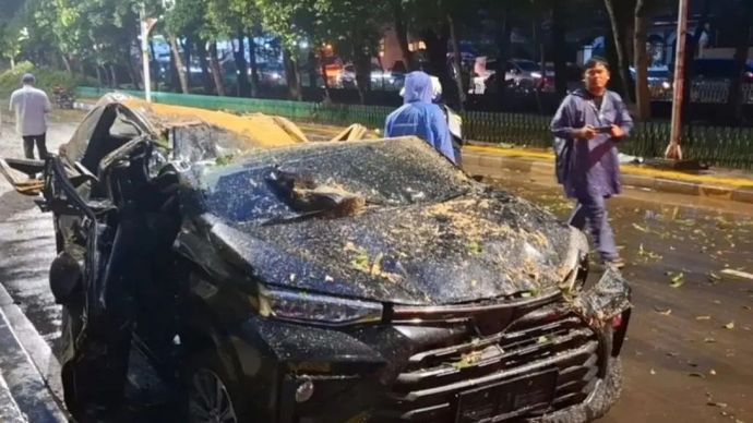 Sebuah mobil rusak parah akibat tertimpa pohon tumbang saat melintas di Jalan Darmawangsa Raya, Kebayoran Baru, Jakarta Selatan, Kamis, 30 Oktober 2025. ANTARA/Luthfia Miranda Putri.