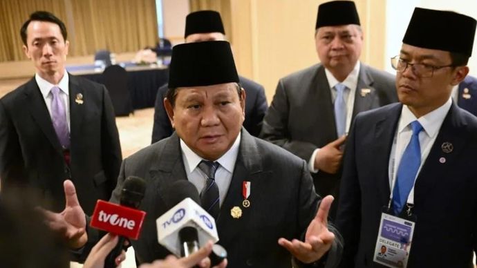Presiden RI Prabowo Subianto memberikan keterangan usai pertemuan bilateral dengan Perdana Menteri (PM) Selandia Baru Christopher Luxon di sela-sela rangkaian Konferensi Tingkat Tinggi (KTT) APEC 2025 di Gyeongju, Korea Selatan, Jumat 31 Oktober 2025. (ANTARA/HO-Biro Pers Sekretariat Presiden)