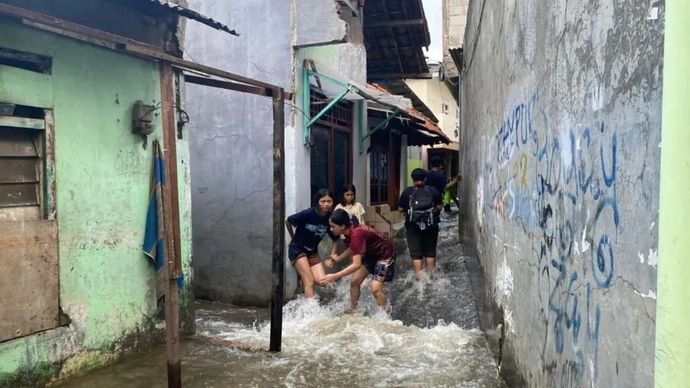 Suasana banjir yang tak kunjung surut di RW 06, Jati Padang, Pasar Minggu, Jakarta Selatan, Jumat, 31 Oktober 2025. ANTARA/Luthfia Miranda Putri.