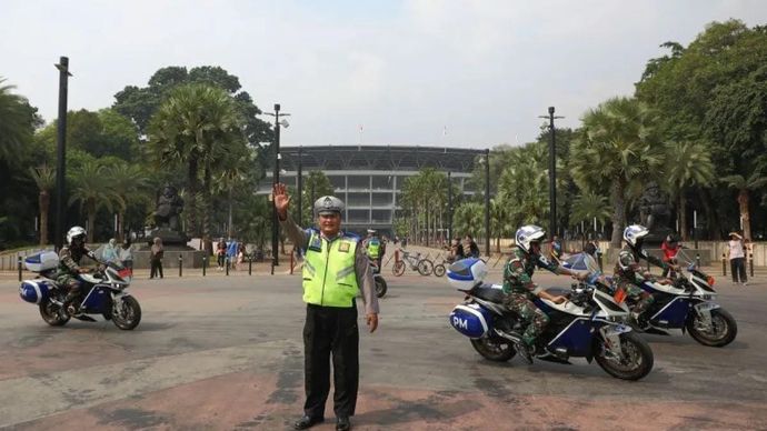 Ilustrasi - Seorang polisi mengatur arus lalu lintas di Kawasan Gelora Bung Karno (GBK) Jakarta, Minggu 3 September 2023. ANTARA FOTO/Media Center KTT ASEAN 2023/Risa Krisadhi/pras.