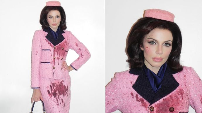 Penampilan Julia Fox saat Halloween sebagai Jackie Kennedy menuai kecaman.