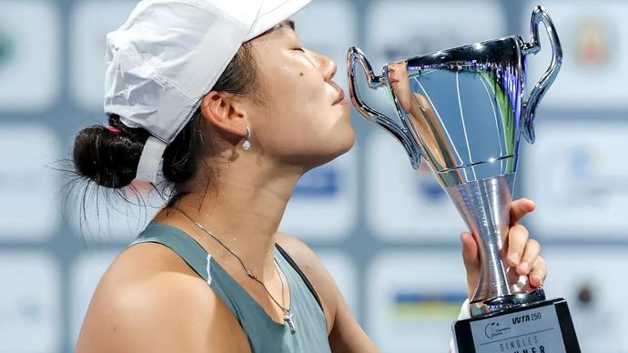 Petenis Indonesia Janice Tjen mencium trofi usai menjuarai WTA 250 Chennai Open di India, Minggu, 2 November 2025. (WTA Tour)