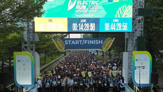Para peserta memadati garis start sebelum flag off PLN Electric Run 2025 di kawasan Indonesia Convention Exhibition (ICE) Bumi Serpong Damai, Tangerang, Minggu (2/11). Sebanyak lebih dari 7.500 peserta yang terbagi dalam 3 kategori, yakni 5K, 10K, dan half marathon ikut dalam ajang lari tahunan ramah&nbsp;lingkungan&nbsp;ini.
