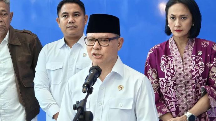 Menteri Perlindungan Pekerja Migran Indonesia (P2MI) Mukhtarudin memberikan keterangan setelah pertemuan tertutup terkait pembahasan perjanjian kerja sama bersama Kementerian Sosial di Kantor Kementerian P2MI di Jakarta, Senin 3 November 2025 ANTARA/M Riezko Bima Elko Prasetyo