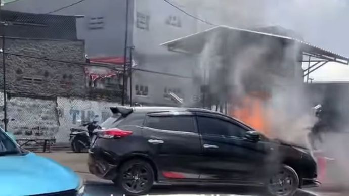  Mobil hitam terbakar di di jalam kemanggisan Raya Jakbar