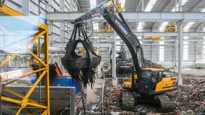 Operator eskavator memindahkan sampah ke mesin pengolahan sampah di Refuse Derived Fuel (RDF) Plant Rorotan, Jakarta, Selasa 25 Februari 2025. ANTARA FOTO/Sulthony Hasanuddin/Spt