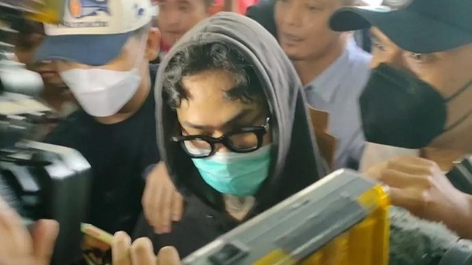 Artis Leonardo Arya alias Onad kembali ke Polres Metro Jakarta Barat usai mengikuti asesmen Badan Narkotika Nasional Provinsi (BNNP) DKI Jakarta, Senin 3 November 2025. ANTARA/Risky Syukur
