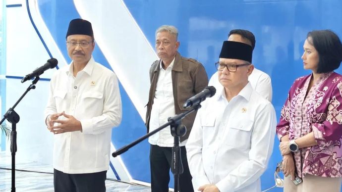 Menteri Sosial Saifullah Yusuf (kiri depan) dan Menteri Perlindungan Pekerja Migran Indonesia (P2MI) Mukhtarudin (kanan) memberikan keterangan setelah pertemuan tertutup terkait pembahasan perjanjian kerja sama di Kantor Kementerian P2MI di Jakarta, Senin 3 November 2025. ANTARA/M Riezko Bima Elko Prasetyo