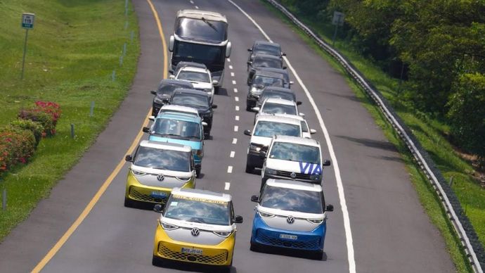 Volkswagen ID. BUZZ World Tour singgah di Surabaya, Jawa Timur. (Foto: Istimewa)