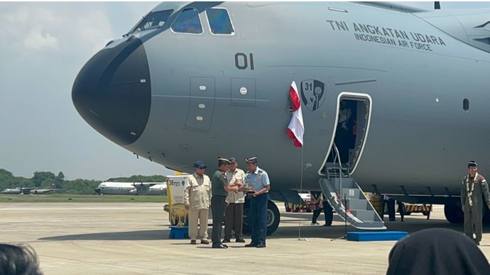 Prabowo Serahkan Langsung Pesawat Angkut Militer Pertama Indonesia ke Panglima TNI di Lanud Halim