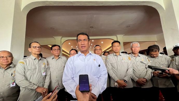 Menteri Pertanian Andi Amran Sulaiman memberi keterangan kepada awak media mengenai perberasab nasional di Balai Perakitan dan Modernisasi Pertanian (BRMP) Serpong, di Tengerang, Banten, Senin, 3 November 2025. ANTARA/Harianto