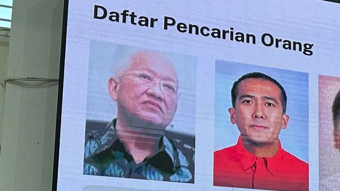 Foto Paulus Tannos (kiri) yang telah dimasukkan ke dalam daftar pencarian orang (DPO) sejak 19 Oktober 2021 saat ditampilkan pimpinan Komisi Pemberantasan Korupsi, di Gedung Juang, Jakarta, Rabu, 6 Agustus 2025. ANTARA/Rio Feisal
