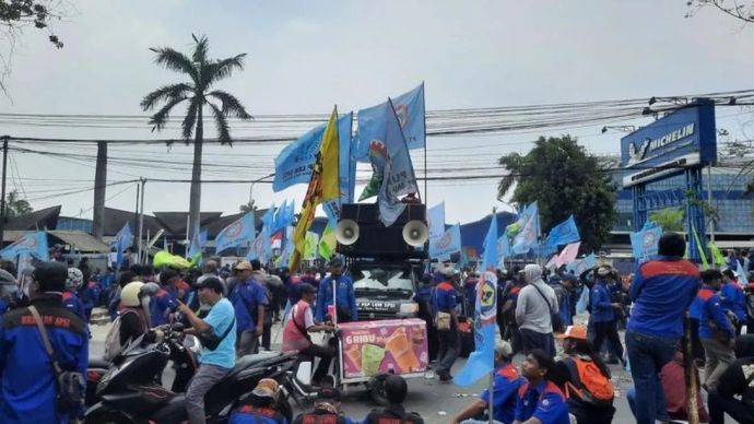 Ratusan buruh melakukan aksi unjuk rasa dengan memblokir jalan tepat di depan PT. Multistrada Arah Sarana, Jalur Nasional Pantura, Desa Karangsari, Kecamatan Cikarang Timur, Kabupaten Bekasi, Senin.ANTARA/Pradita Kurniawan Syah.