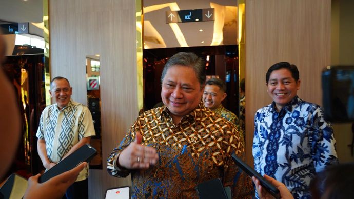 Menko Perekonomian Airlangga Hartarto dan Juru Bicara Kemenko Perekonomian Haryo Limanseto