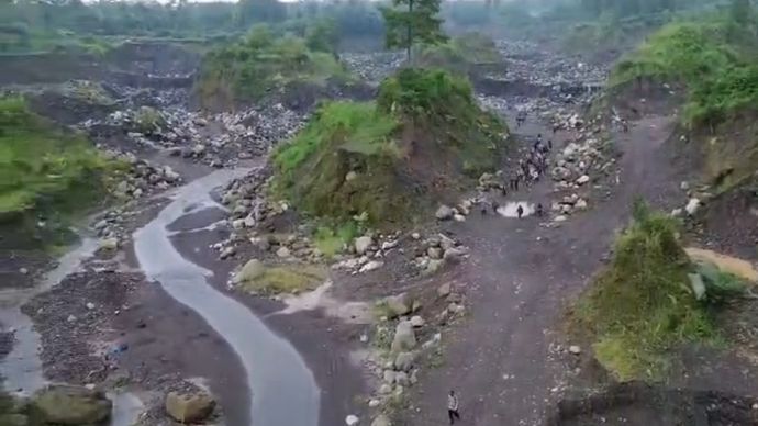Kawasan tambang pasir ilegal di wilayah Taman Nasional Gunung Merapi. 