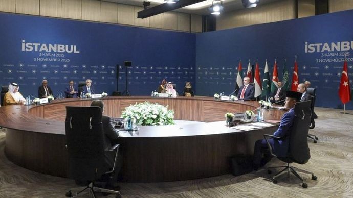 Para menteri luar negeri dari tujuh negara menggelar sebuah pertemuan terkait gencatan senjata di Gaza, di Istanbul, Turki, pada 3 November 2025. (Xinhua/Kementerian Luar Negeri Turki)