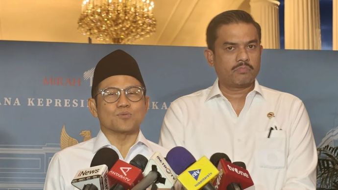 Menteri Koordinator Bidang Pemberdayaan Masyarakat, Muhaimin Iskandar (Cak Imin) didampingi Menteri UMKM Maman Abdurahman menyampaikan keterangan seputar hasil rapat terbatas di kompleks Istana Kepresidenan, Jakarta, Selasa, 4 November 2025. (ANTARA/Andi Firdaus)