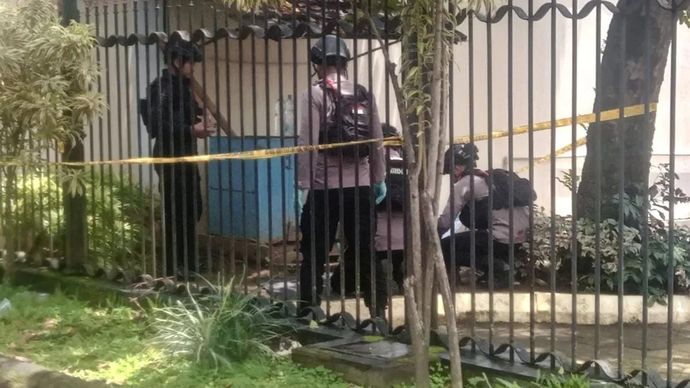 Tim Gegana melakukan penanganan temuan mortir di halaman rumah warga di Kampung Jetisharjo, Cokrodiningratan, Jetis, Kota Yogyakarta, Senin 3 November 2025. ANTARA/HO-Koramil 01/Jetis Yogyakarta