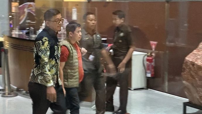 Kader Partai Kebangkitan Bangsa (PKB) sekaligus orang kepercayaan Gubernur Riau Abdul Wahid, Tata Maulana (kedua kiri), saat tiba di Gedung Merah Putih KPK, Jakarta, Selasa, 4 November 2025. (ANTARA/Rio Feisal)