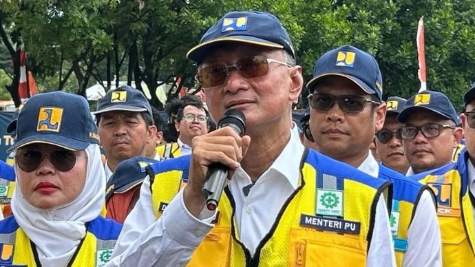 Menteri Pekerjaan Umum (PU) Dody Hanggodo menghadiri apel siaga bencana di kantor Direktorat Bina Teknik Jalan dan Jembatan Kementerian Pekerjaan Umum, Bandung, Jawa Barat, Selasa, 4 November 2025. (ANTARA/Maria Cicilia Galuh)