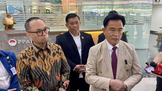 Menteri Koordinator Bidang Hukum, HAM, Imigrasi, dan Pemasyarakatan Yusril Ihza Mahendra (kanan) menjawab pertanyaan wartawan di Kantor Pusat Pelaporan dan Analisis Transaksi Keuangan, Jakarta, Selasa 4 November 2025 (ANTARA/Fath Putra Mulya)