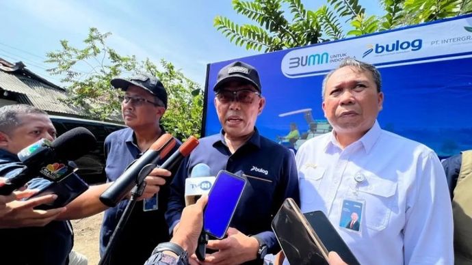 Wakil Direktur Utama Perum Bulog Marga Taufiq memberi keterangan kepada awak media seusai melakukan panen padi di lahan budidaya Mitra Tani Perum Bulog di Karawang, Jawa Barat, Selasa, 4 November 2025. ANTARA/Harianto