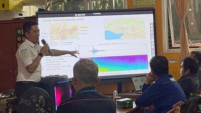 Ahli Seismologi BMKG, Pepen Supendi dalam sosialisasi mitigasi bencana dan kegempaan di Pamijahan, Kabupaten Bogor, Jawa Barat, Selasa, 4 November 2025. ANTARA/M Fikri Setiawan