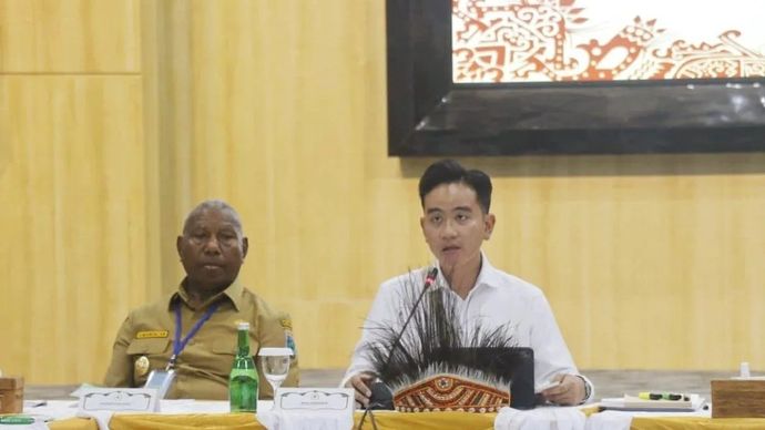 Wakil Presiden Gibran Rakabuming Raka didampingi Gubernur Papua Barat Dominggus Mandacan (kiri) saat rapat bersama BP3OKP dan KEP2OKP di Gedung Keuangan Negara Manokwari, Selasa, 4 November 2025. ANTARA/Fransiskus Salu Weking