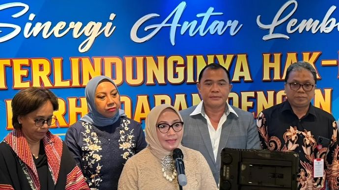 Menteri Pemberdayaan Perempuan dan Perlindungan Anak Arifah Fauzi (tengah) memberikan keterangan pers dalam acara Focus Group Discussion (FGD) 