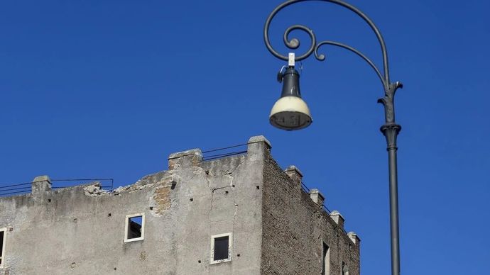 Penampakan satu bagian Torre dei Conti, sebuah menara abad pertengahan yang sedang dipugar di pusat kota Roma, Italia, yang runtuh pada 3 November 2025. Media lokal melaporkan empat pekerja konstruksi terluka dalam insiden itu sehingga mendorong operasi penyelamatan darurat. ANTARA/Xinhua/Alberto Lingria