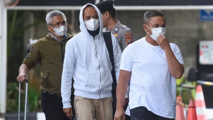 Gubernur Riau Abdul Wahid (kanan) bersama Kepala Dinas Pekerjaan Umum, Penataan Ruang, Perumahan, Kawasan Permukiman dan Pertanahan (PUPRPKPP) Provinsi Riau Muhammad Arif Setiawan (kiri) dan Sekretaris Dinas PUPRPKPP Riau Ferry Yunanda (tengah) digiring petugas saat tiba di Gedung Merah Putih KPK, Jakarta, Selasa (4/11/2025). Komisi Pemberantasan Korupsi (KPK) membawa sembilan orang dalam operasi tangkap tangan (OTT) di Provinsi Riau pada Senin 3 November 2025, salah satunya Gubernur Riau Abdul Wahid. ANTARA FOTO/Indrianto Eko Suwarso/rwa.