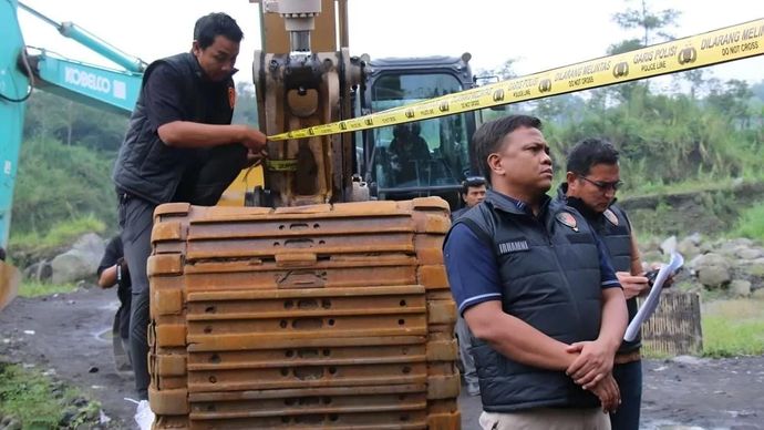 Dirtipidter Bareskrim Polri Brigjen Pol. Moh. Irhamni (kanan) saat menindak penambangan pasir ilegal di kawasan Taman Nasional Gunung Merapi, Magelang, Jawa Tengah, Minggu 1 November 2025. ANTARA/HO-Divisi Humas Polri
