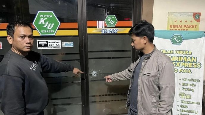 Pintu kantor perusahaan transportasi yang berlubang akibat tembakan dari orang tak dikenal di kawasan Citra Raya, Kecamatan Panongan, Kabupaten Tangerang, Senin, 3 November 2025. ANTARA/HO-Humas Polresta Tangerang