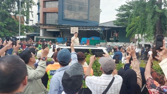 Presiden Prabowo Subianto berpamitan kepada warga di sekitar Stasiun Tanah Abang, Jakarta Pusat, seusai meresmikan 