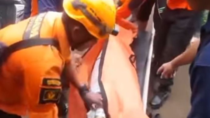 Berdasarkan informasi yg kami terima sejumlah 6 mahasiswa/wi UIN Walisongo Semarang yg sedang melaksanakan kegiatan KKN di desa Getas, Singorojo, Kendal, Jateng Hanyut saat arung jeram di Sungai Kalibodri.   Info terkini 4 orang ditemukan meninggal dunia, sedangkan 2 lainnya dalam pencarian tim SAR Gabungan.