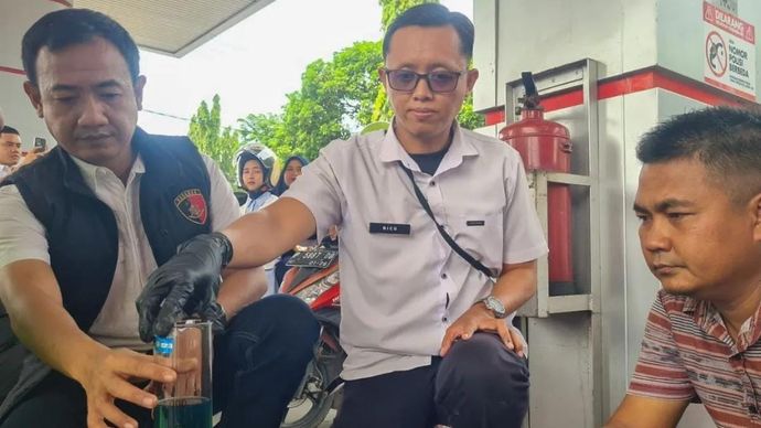 Anggota Satreskrim Polres Situbondo, Jawa Timur, saat cek BBM di salah satu SPBU setempat. Rabu 5 November 2025 ANTARA/Novi Husdinariyanto