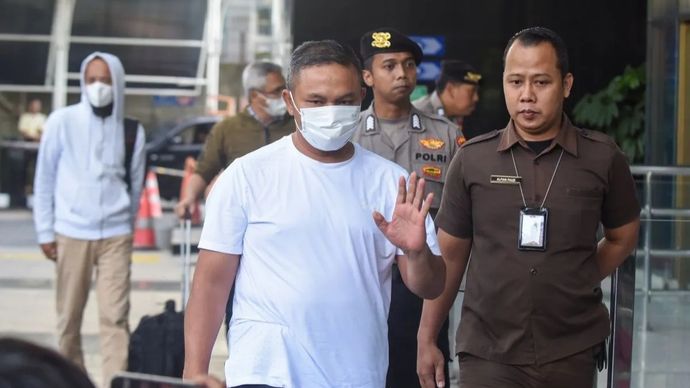 Gubernur Riau Abdul Wahid (tengah) digiring petugas saat tiba di Gedung Merah Putih KPK, Jakarta, Selasa, 4 November 2025. Komisi Pemberantasan Korupsi (KPK) membawa sembilan orang dalam operasi tangkap tangan (OTT) di Provinsi Riau pada Senin, 3 November 2025, salah satunya Gubernur Riau Abdul Wahid. ANTARA FOTO/Indrianto Eko Suwarso/foc.