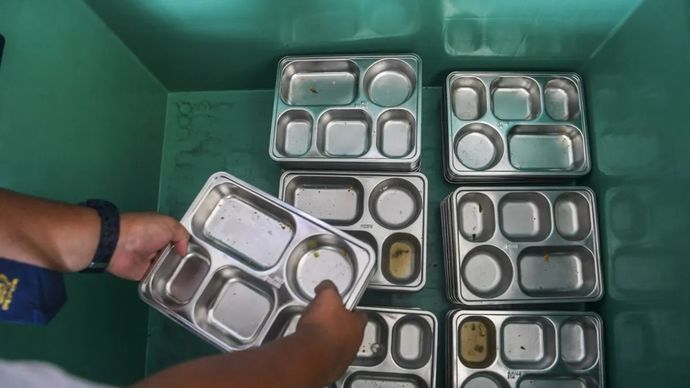 Siswa mengembalikan ompreng makanan program Makan Bergizi Gratis (MBG) di SMP Negeri 13 Depok, Jawa Barat, Senin, 6 Oktober 2025. ANTARA FOTO/Galih Pradipta/YU